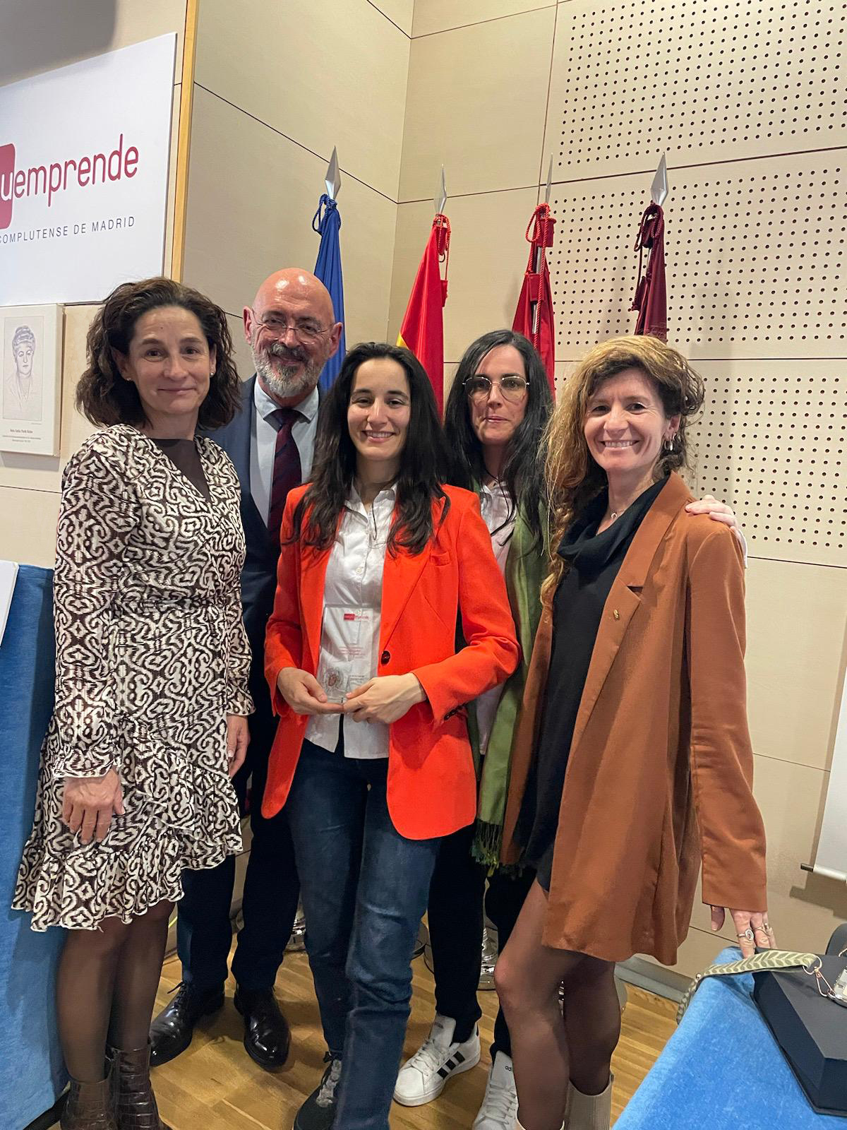 Las jóvenes profesoras de la Facultad de Veterinaria, Rosa María Mendaza de Cal y Patricia López Sánchez, premiadas en la I Edición de Premios a iniciativas emprendedoras en preincubadoras 2024 de la UCM.