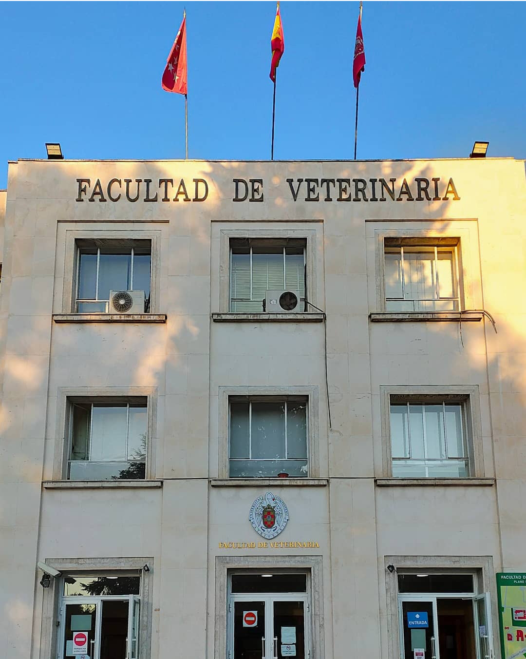 fachada principal facultad 004